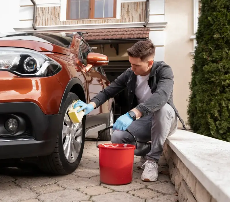 Lavage auto à domicile Trensacq : professionnel intervenant sur un véhicule